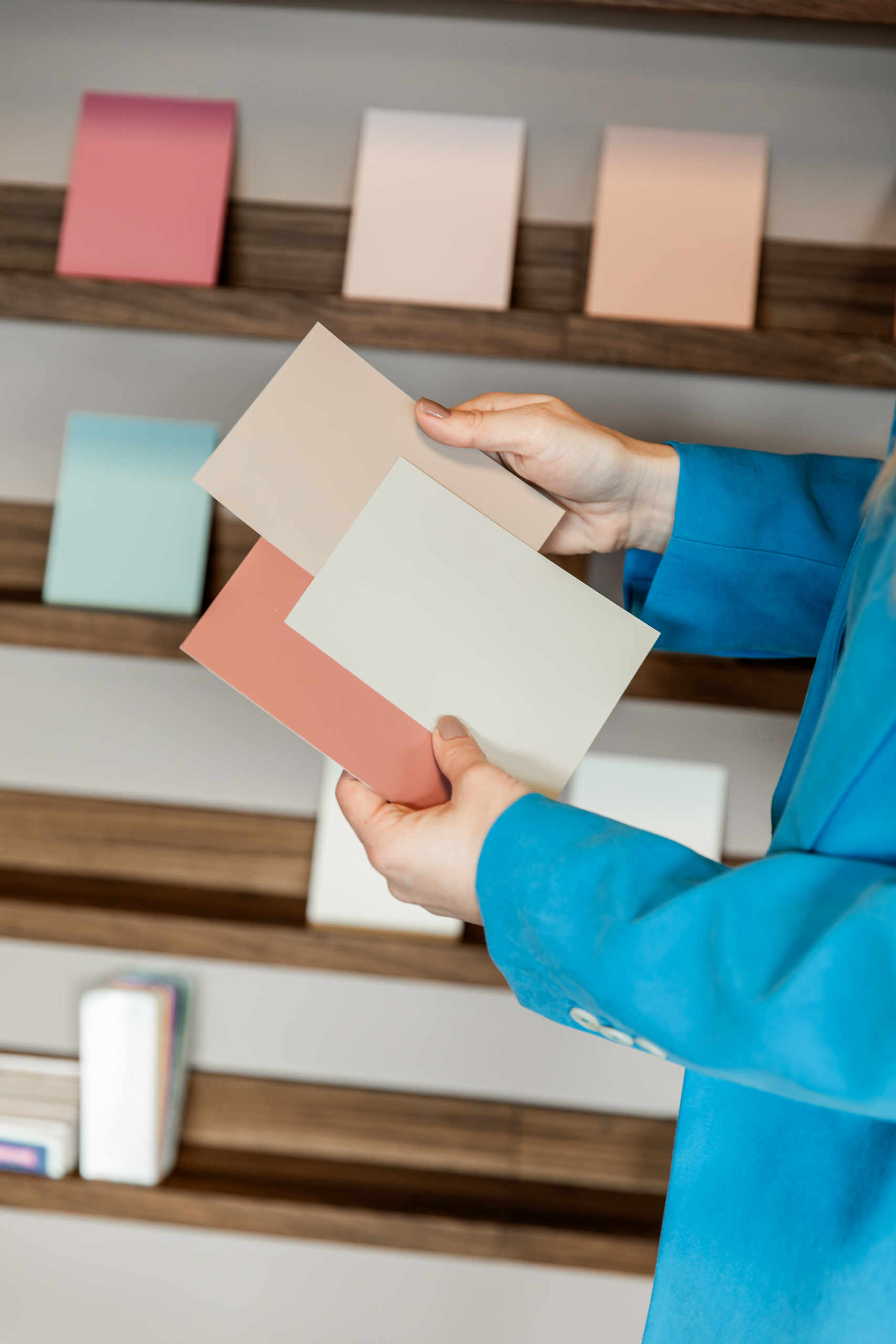 Gera houdt verfstalen vast in de studio van Combi Design