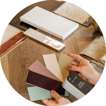 Flat lay voor interieur advies met hand met kleurstalen