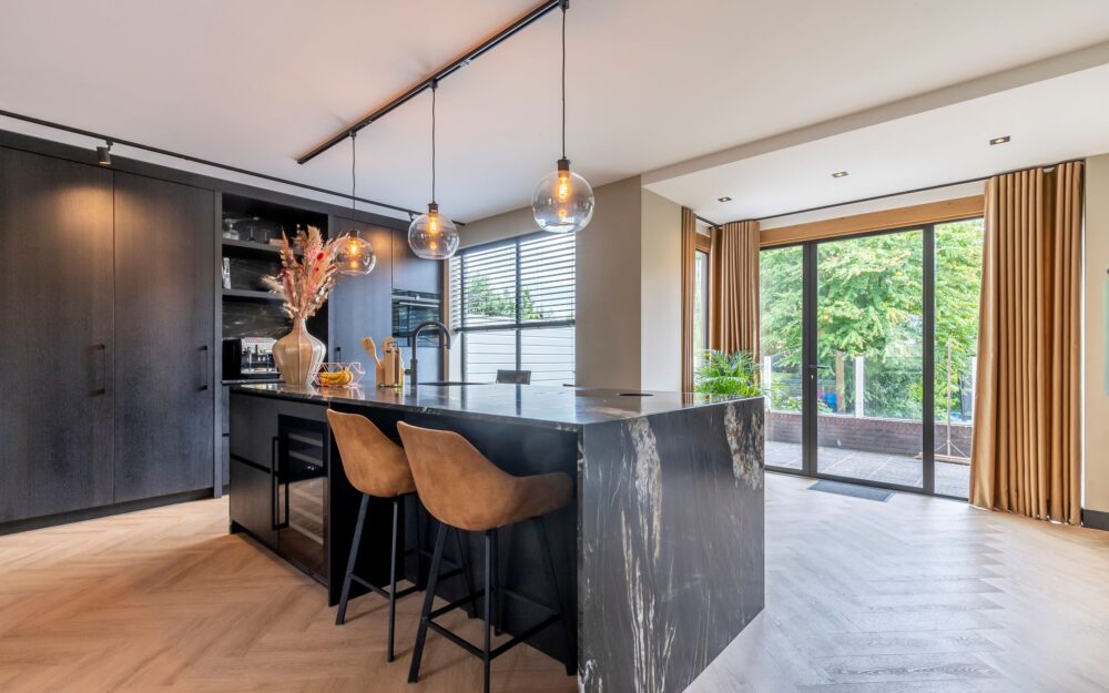 Keuken in Hotel chique interieur met zicht op buiten, adviesplan gemaakt door Gera Brand van Combi Design