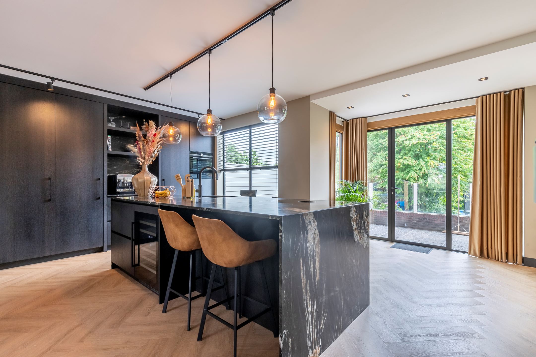 Keuken in Hotel chique interieur met zicht op buiten, adviesplan gemaakt door Gera Brand van Combi Design