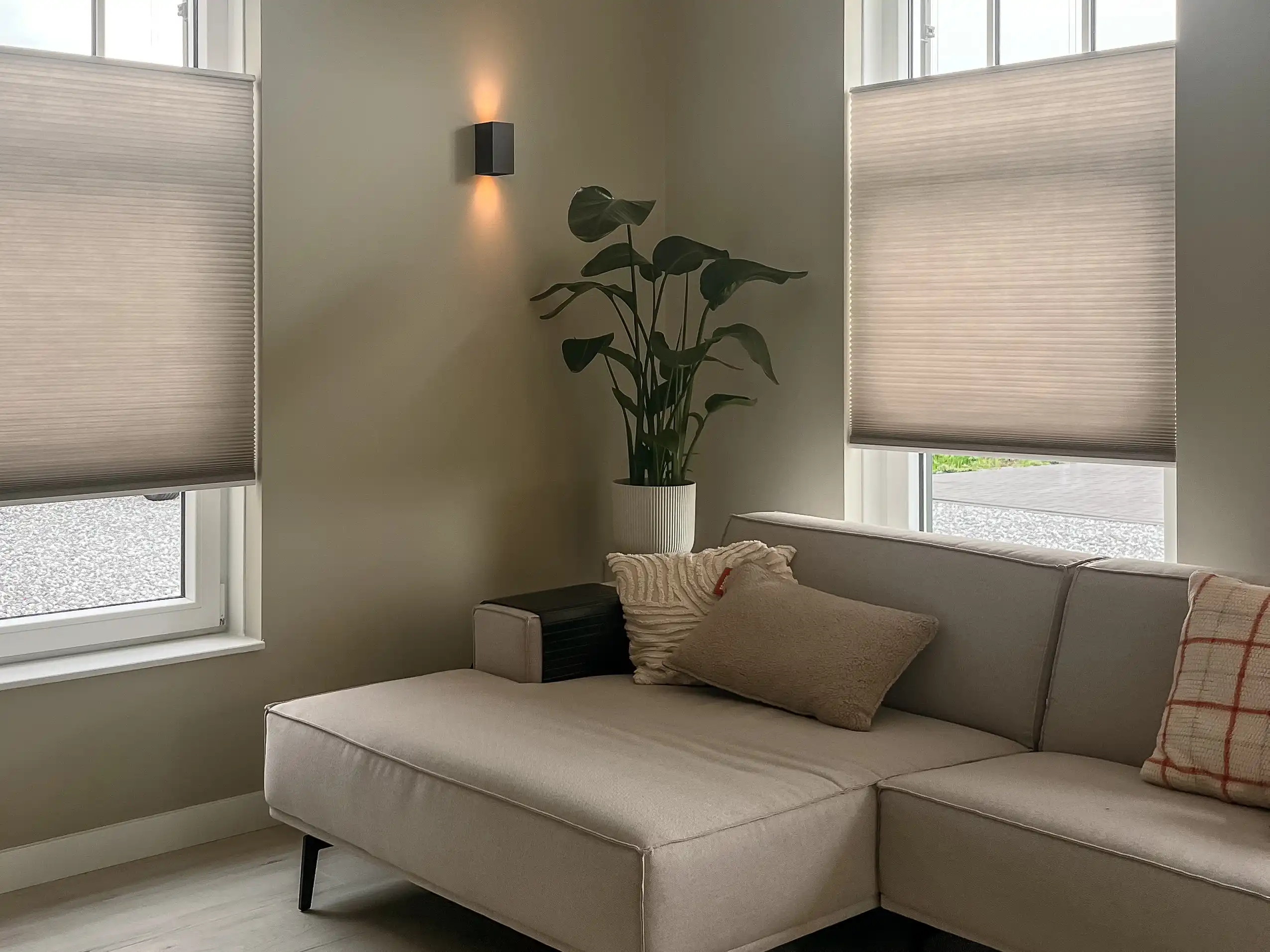 Bank in Naturel Modern interieur, adviesplan gemaakt door Gera Brand van Combi Design