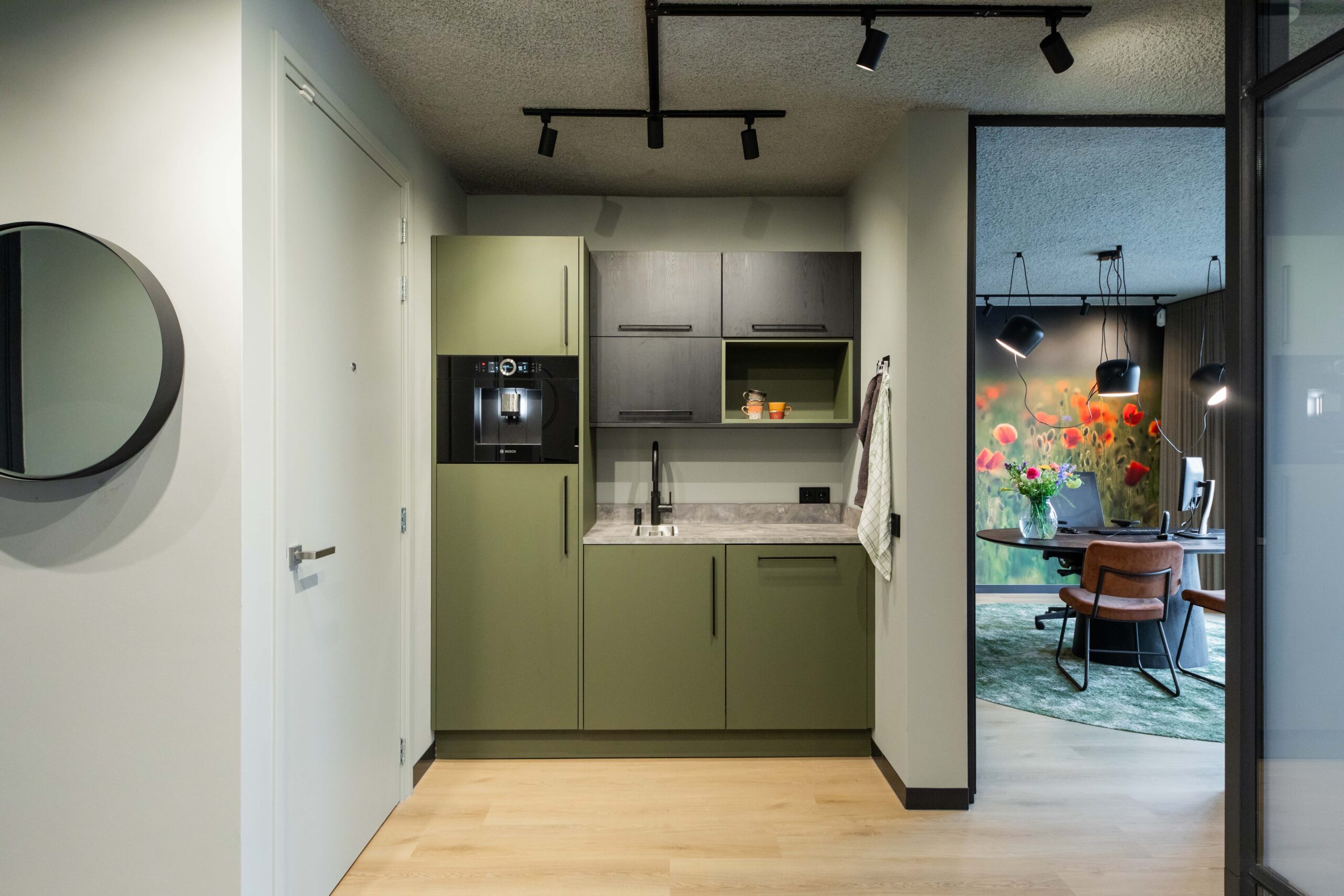 Keuken + kantoor van Regiobank Giessenburg, advies gemaakt door Combi Design