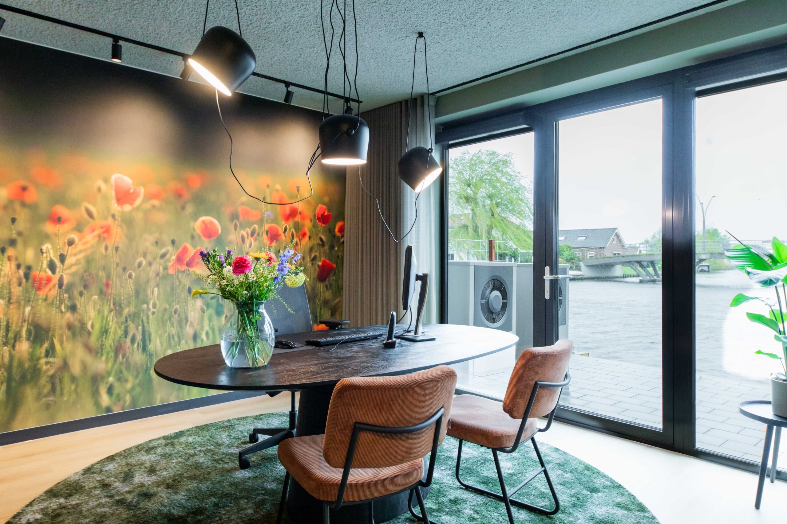 Combidesign-RegiobankGiessenburg-webformaat-byLauraEmma-20 Kantoorruimte van Regiobank Giessenburg met zicht op buiten, advies gemaakt door Combi Design