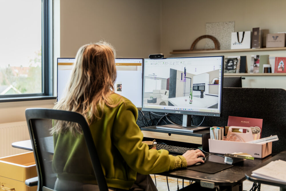 Gera Brand achter de computer in de studio van Combi Design in Bleskensgraaf