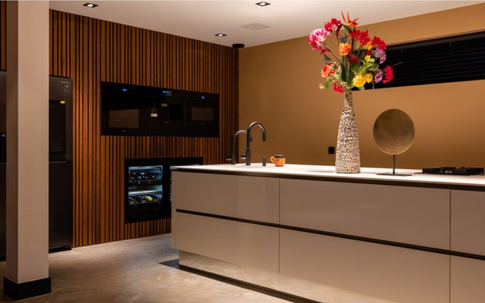 Keuken met hout en bloemen, interieuradvies door Combi Design