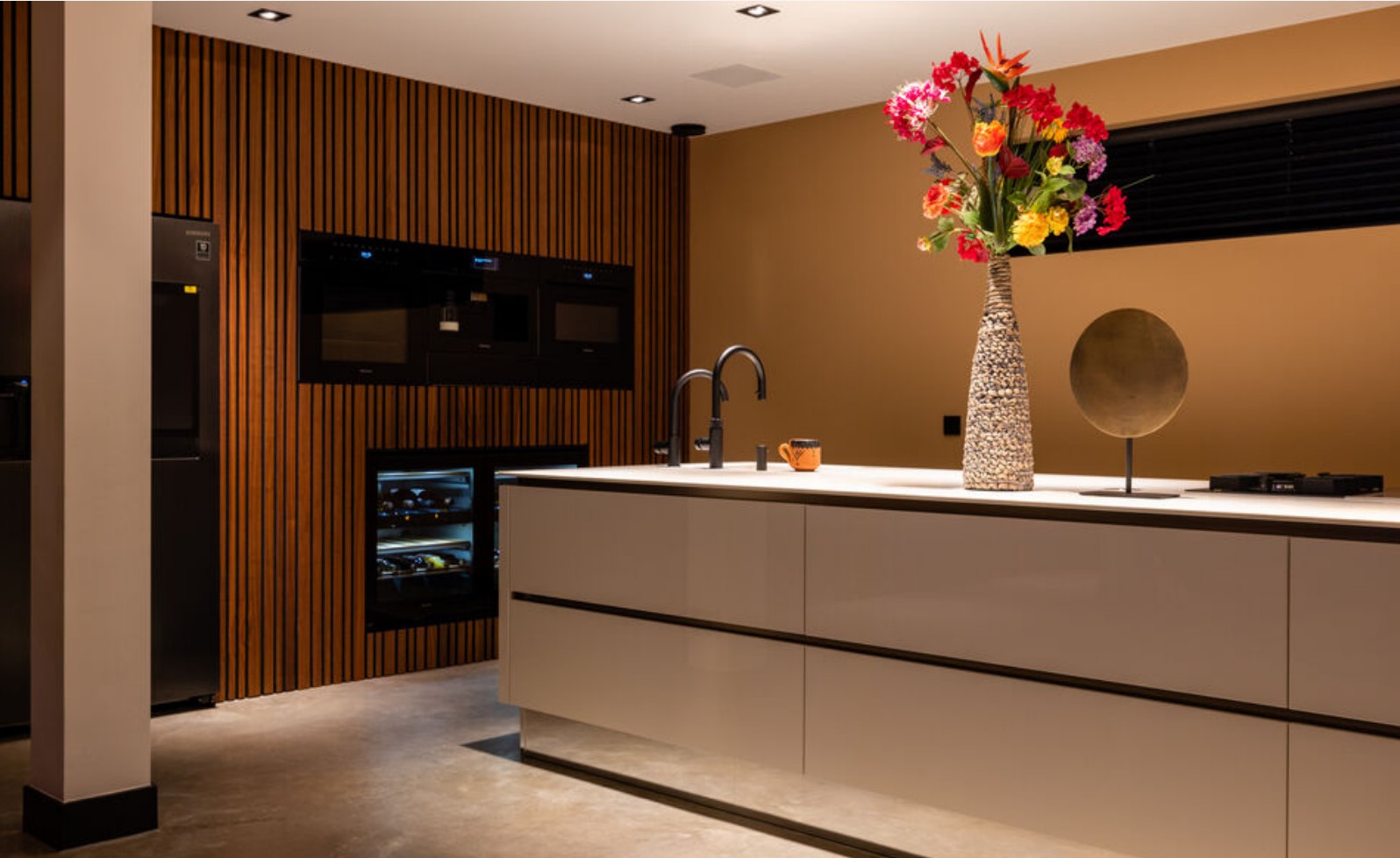 Schermafbeelding 2024-10-29 114538 Keuken met hout en bloemen, interieuradvies door Combi Design