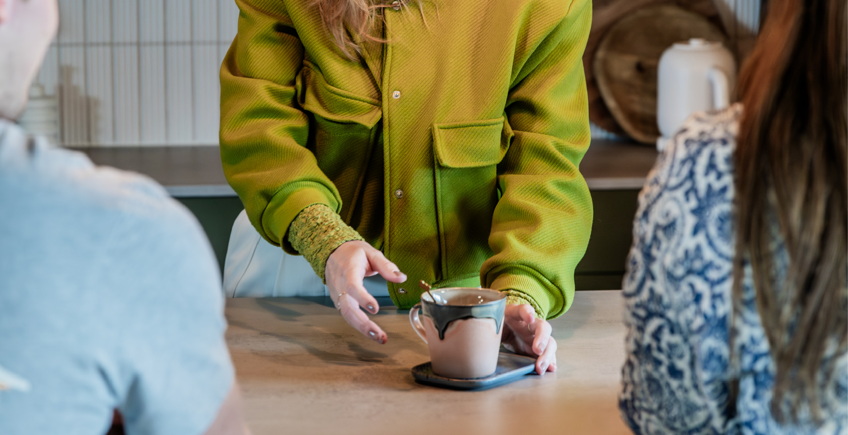 bakje koffie Gera Brand die een kop koffie geeft aan klanten in de studio in Bleskensgraaf