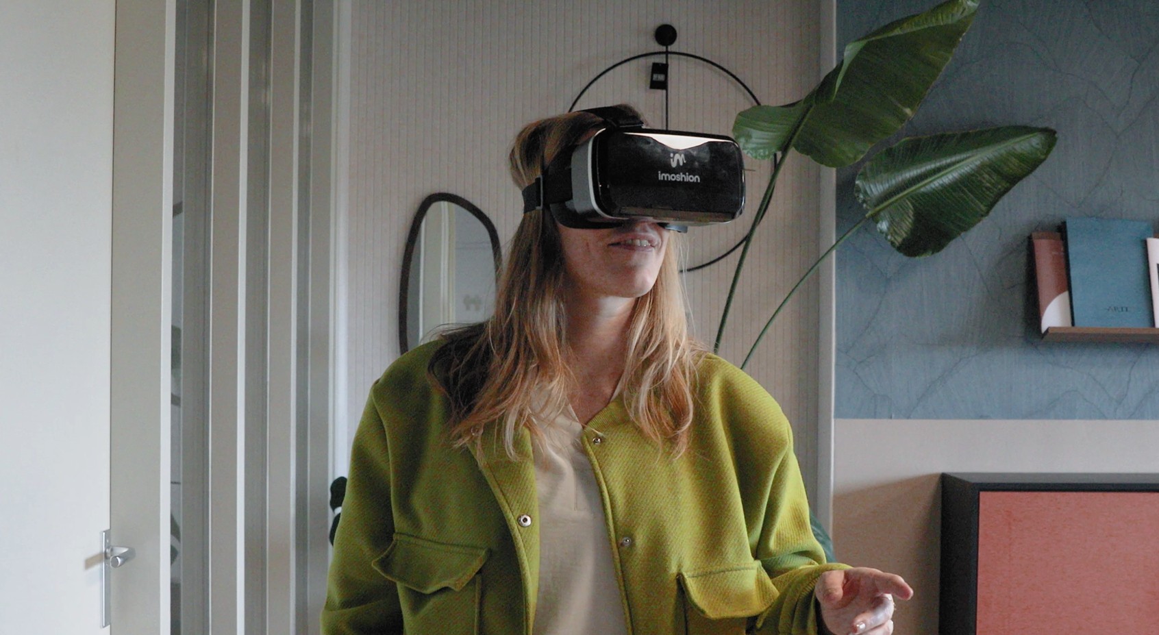 vr beeld Gera Brand met VR bril in de studio van Combi Design