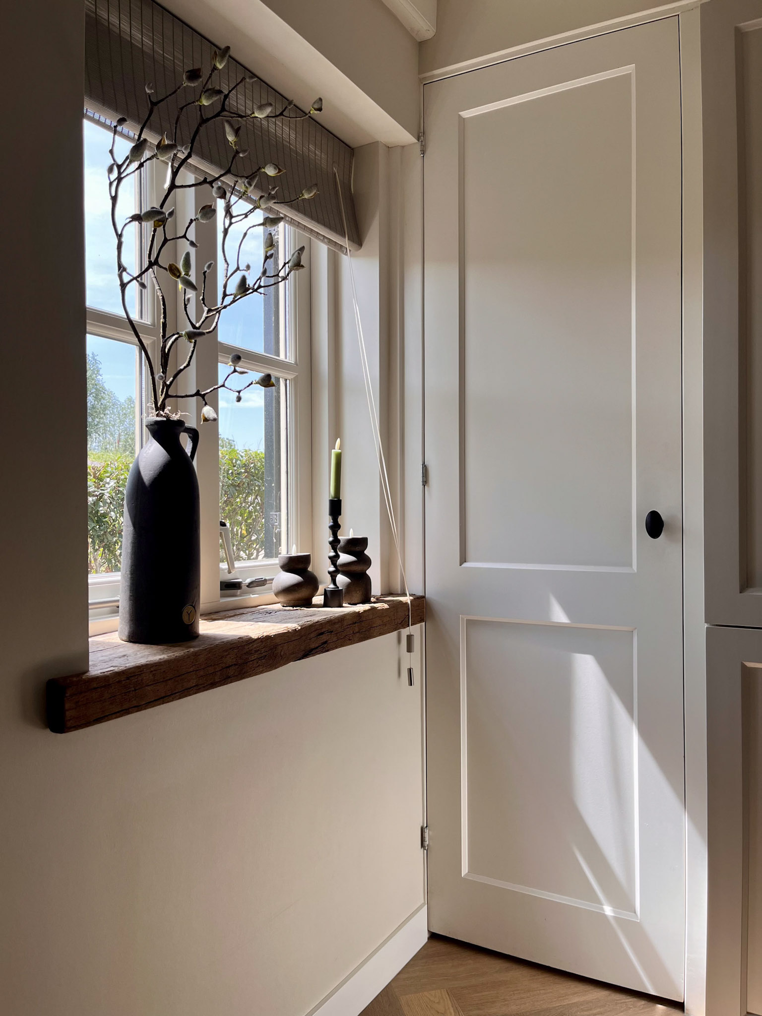 Raam met accessoires in de vensterbank in boerderijwoning van klant, interieuradvies door Combi Design