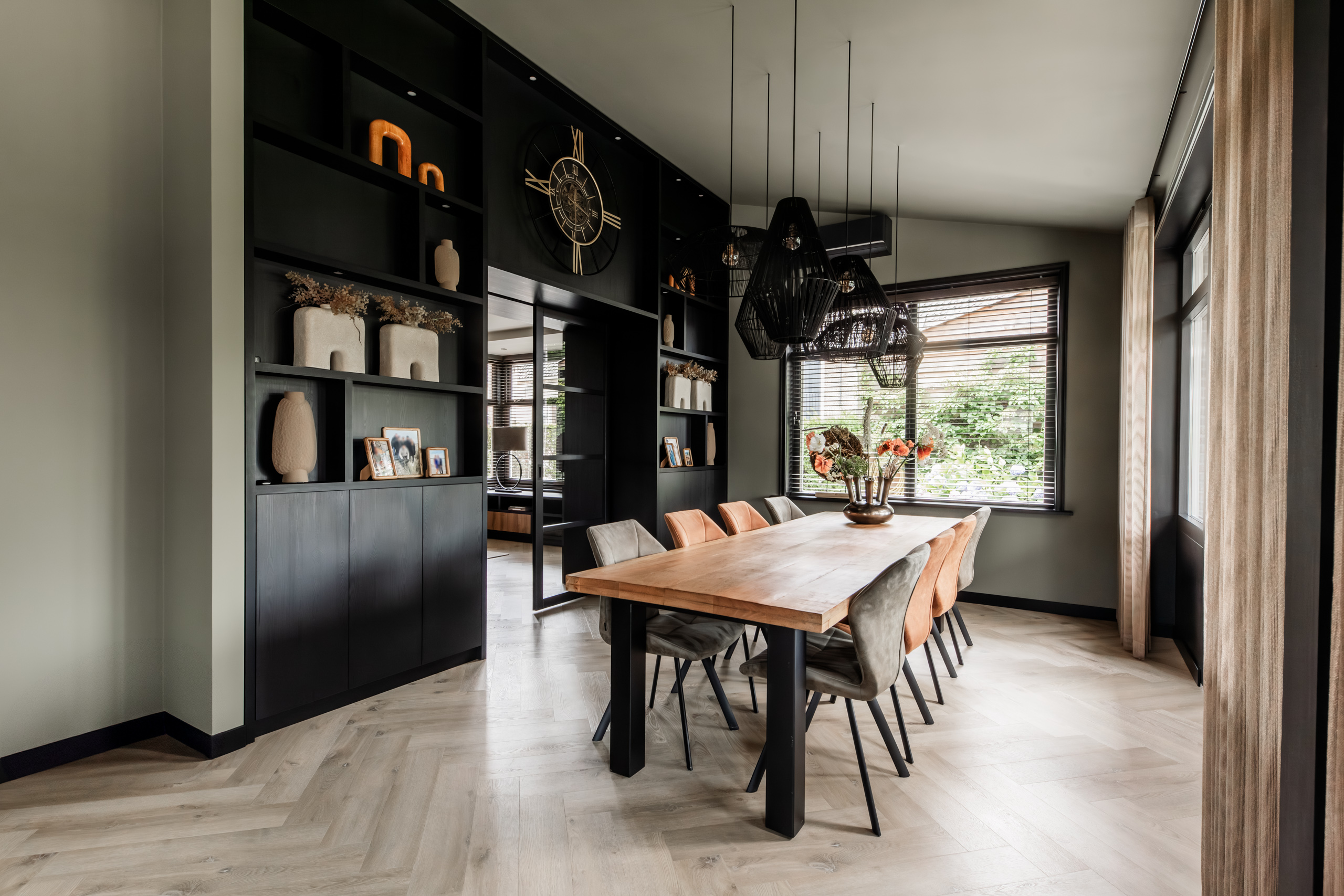 Kastenwand in eettruimte, interieuradvies door Combi Design