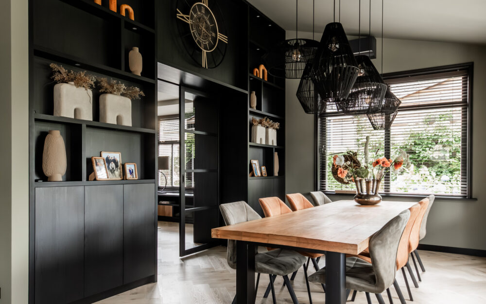 Eetruimte met kastenwand in woning van klant, interieuradvies door Combi Design