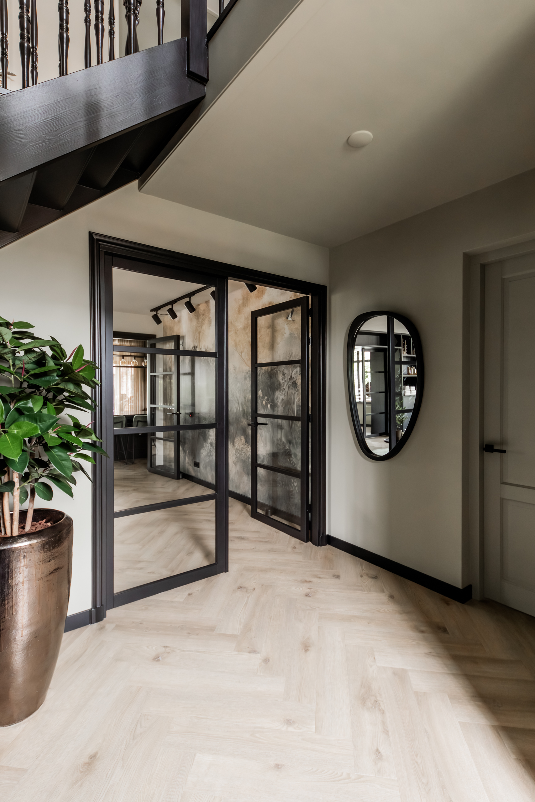 Hal met taatsdeuren en spiegel, interieuradvies door Combi Design