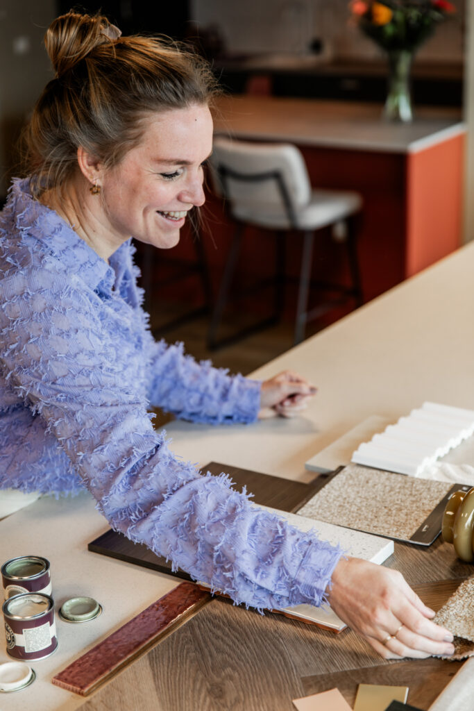 Combidesign-Showroom-webformaat-byLauraEmma-5 Gera Brand bezig met een flat lay voor een interieur advies in studio van Combi Design